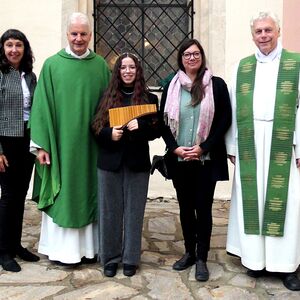 Auf dem Foto v. l.: KAV-Vorsitzende Dr. Angelika Beroun-Linhart, Abt Mag. Columban Luser OSB, Natascha-Rafaella Plank - Panflöte, Tina Frischmann, Pfr. und Geistlicher Assistent H. Mag. Mauritius Lenz CanReg