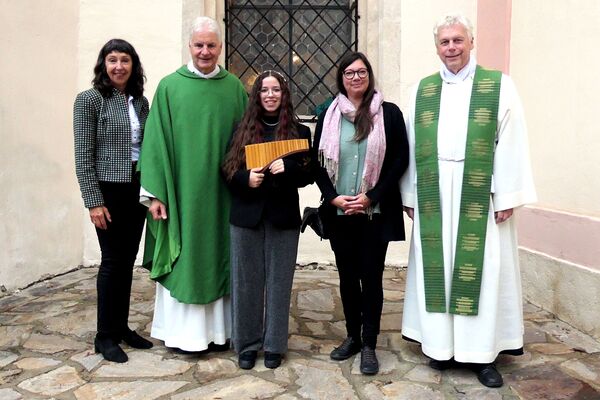 Auf dem Foto v. l.: KAV-Vorsitzende Dr. Angelika Beroun-Linhart, Abt Mag. Columban Luser OSB, Natascha-Rafaella Plank - Panflöte, Tina Frischmann, Pfr. und Geistlicher Assistent H. Mag. Mauritius Lenz CanReg